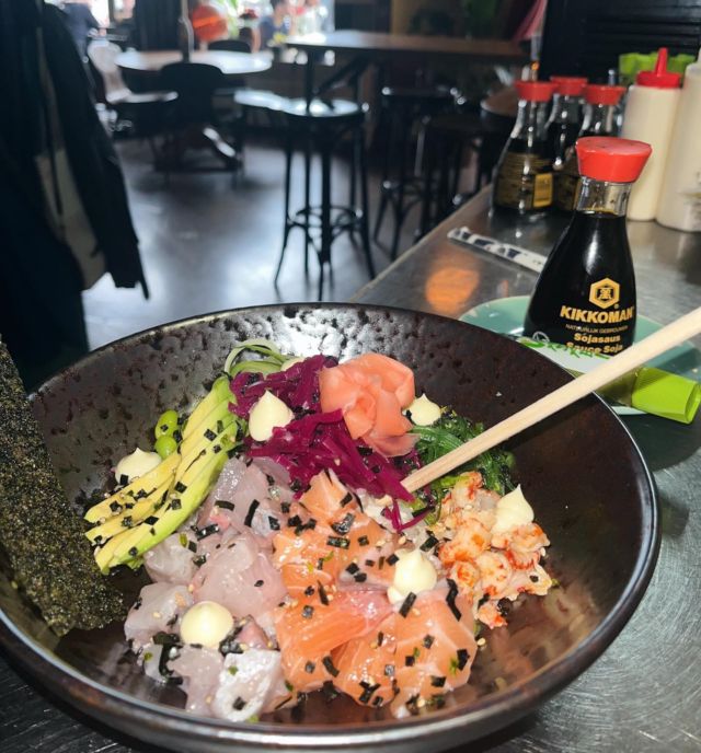 Vanaf vanavond hebben wij weer een nieuwe dinerkaart! Met o.a. deze heerlijke pokebowl met vis of vega(n) 🤩 Zien we jullie snel? #nieuwekaart #genieten #lekkersmikkelen #barherberg